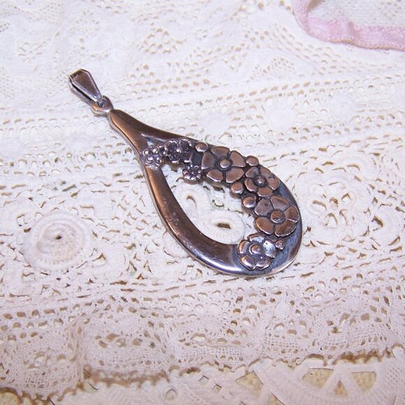 Vintage Sterling Silver Teardrop Pendant with Florals - Picture 5 of 9